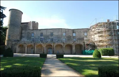 À un moment du film, qui a mis le feu à l'internat ?