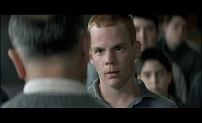 Quelle chanson chante mondain en version paillarde à clément Mathieu ?