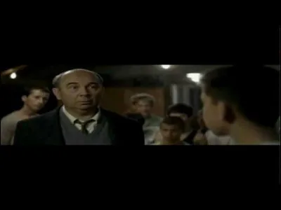 Quel élève chante 《 Crâne d'obus, d'obus t'es foutu ! Ici c'est pas toi qui feras la loi ! 》