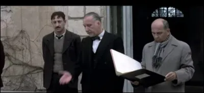 Au début du film lors du rassemblement, Mathieu devait désigner au hasard un nom dans le cahier d'appel et malheureusement le nom de l'élève qui a été désigné pour aller dans le cachot était.... ?