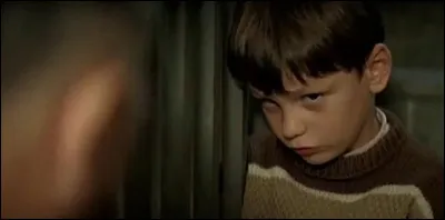 À un moment du film, Mathieu voit Pépinot dans les marches d'un escalier et Pépinot lui explique à Mathieu qu'il peut pas faire quoi à cause de Mondain qui lui réclame des sous ?