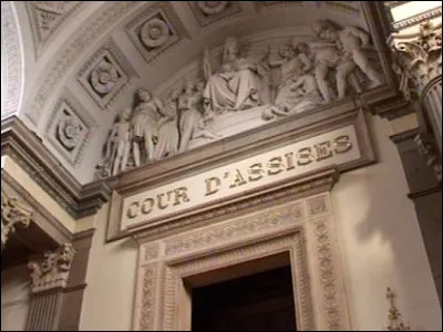 Combien y a-t-il de jurés dans un jury de première instance d' une cour d'assises ?