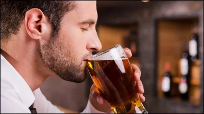 Qui est l'auteur du recueil ''La Première Gorgée de bière, et autres plaisirs minuscules'' ?