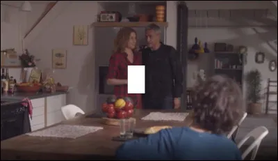 Que tient Alice dans ses mains ?