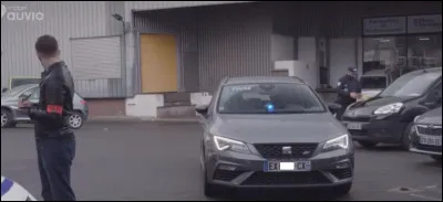 Quels sont les chiffres qui manquent sur la plaque d'immatriculation du commandant ?