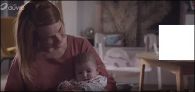 Qu'est-ce qui est posé sur la table ?