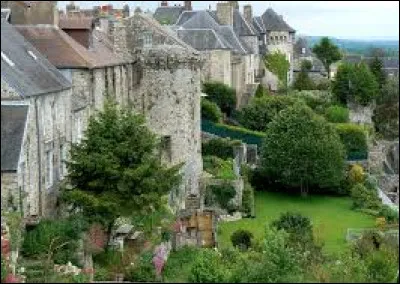 Petite ville du département de l'Orne, située dans les collines du bocage normand :