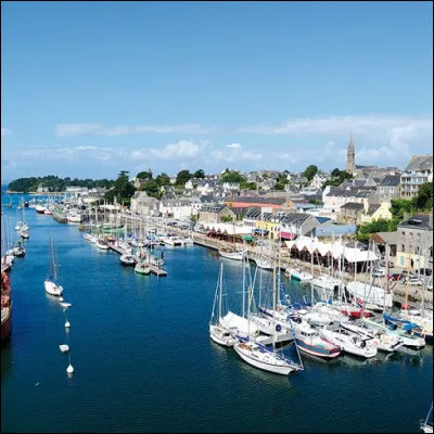 Ville bretonne, port de pêche et port de plaisance, située au fond de sa baie, dans le sud du département du Finistère :