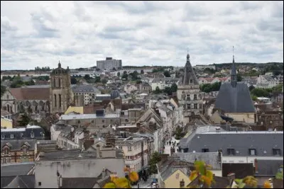 Ville du département d'Eure-et-Loir, en bordure de la Beauce, aux limites de la Normandie et de l'Ïle-de-France :