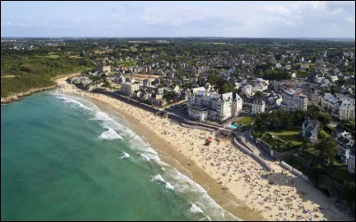 Ville de 10 000 habitants du département d'Ille-et-Vilaine, station balnéaire de la Côte d'Émeraude :