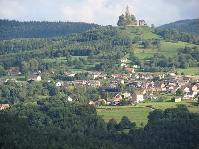Petite ville du département de la Moselle, située dans le massif vosgien aux confins de la Lorraine et de l'Alsace et dominée par son rocher de grès culminant à 647 mètres :