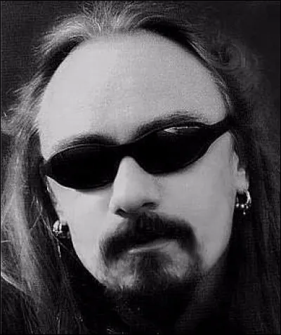 Qui est ce compositeur suédois, fondateur du célèbre groupe de black métal Bathory, mort en 2004 ?