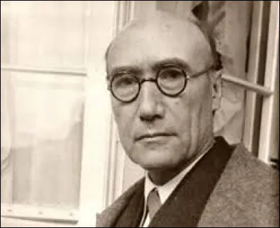 Qui a dit : "Elle était vêtue d'une robe de faille couleur puce, qui crissait à tout mouvement." ?