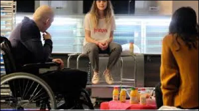 À quoi jouent les ados pendant la soirée du départ de Roxane ?