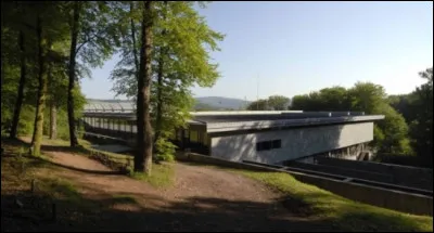 Qui est l'architecte du musée et du centre de recherche ?