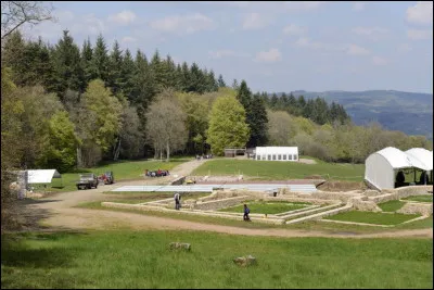 Quel bâtiment est construit sur le site au XIVe siècle ?