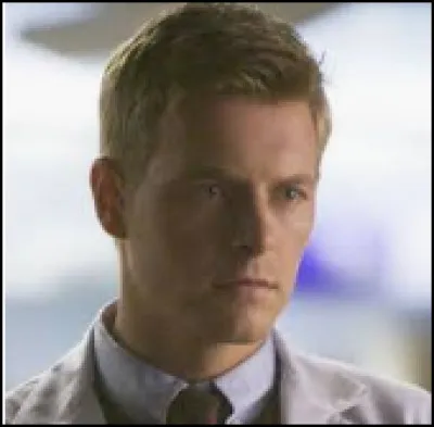 Qui est cette personne et avec qui travaillait-elle ?