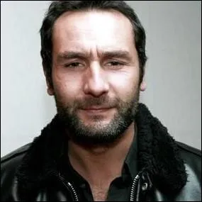 Gilles Lellouche est un habitu des comdies romantiques, jouant les machos au coeur tendre, mais aime aussi les films de gangsters o il incarne des hommes moins sympathiques. Il n'est pas dans ...
