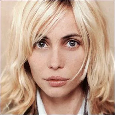 Fille du chanteur Guy, Emmanuelle Bart s'est fait beaucoup plus qu'un prnom grce  sa beaut et  son talent. Dans quel film n'a-t-elle pas jou ?