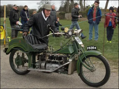 Quelle est cette moto de 1912 ?