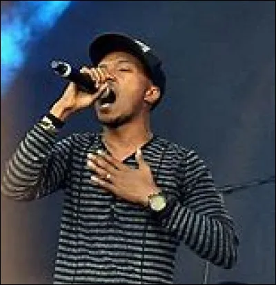 Il se sépare ensuite de son groupe de rap pour une carrière solo où son premier album sortira en...