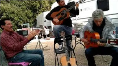 Quel chanteur peut-on associer à cette image ?