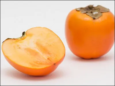 Quel est ce fruit asiatique à la peau orangée translucide qui pourrit facilement ?