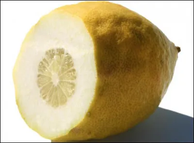 Quel est cet agrume ovoïde et bosselé à pulpe acide et peu juteuse, originaire d'Extrême-Orient ?