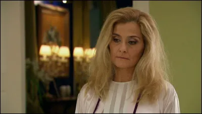 Que fait Sharon pour que Luna ne sache pas qu'elle est Sol ?