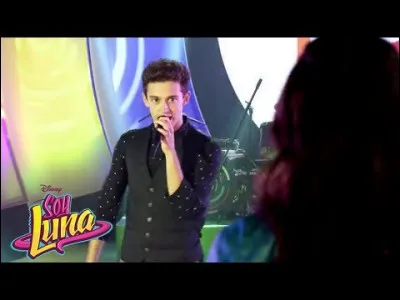 Comment s'appelle la chanson que Matteo chante à Luna avant la compétition lors de l'épisode 40 ?