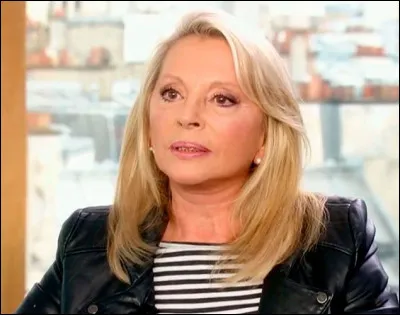 Cette chanteuse, qui a interprété "Besoin de personne", "Comme je l'imagine", "Rien que de l'eau", se prénomme ...