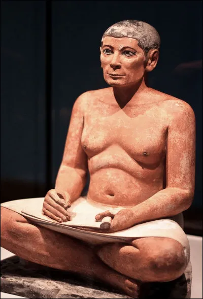 "Le Scribe accroupi", qui se trouve au Louvre, est une statuette égyptienne datant de -2600. Sur quel site a-t-elle été trouvée ?