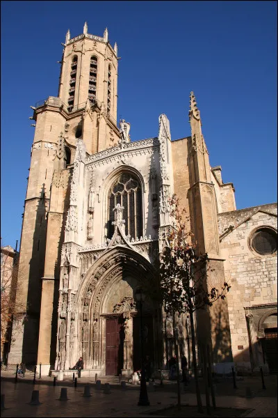 La cathédrale Saint-Sauveur d'Aix-en-Provence est située...