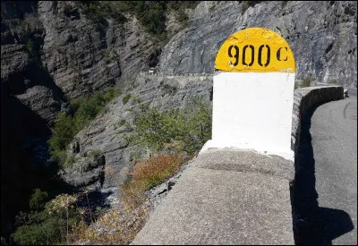 Dans le département des Alpes-de-Haute-Provence, la route départementale 900C longe...