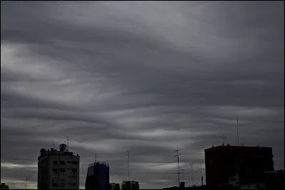 Sur la photo ci-dessous, trouvez le genre et l'espèce de ce nuage :