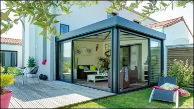 Qu'est-ce qui manque au mot "... randa", qui est une sorte de balcon couvert et fermé par des vitres ?