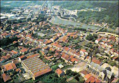 Ville de Lorraine située sur la Meurthe, au coeur d'un bassin de sel, base d'une importante industrie chimique :