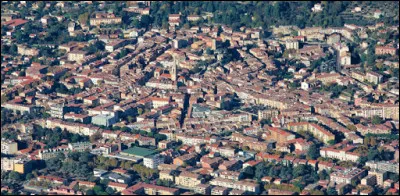 Ville provençale de 40 000 habitants, ancienne préfecture du département du Var :