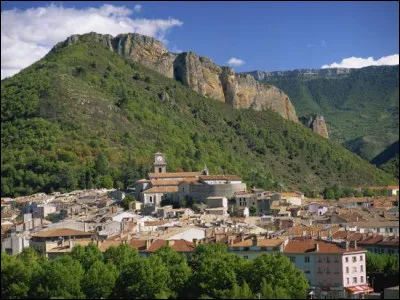 Ville située en bordure des Préalpes du sud, chef-lieu du département des Alpes de Haute-Provence :