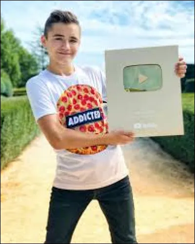 Comment s'appelle sa chaîne secondaire ?