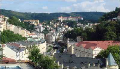 Connue pour ses sources chaudes et nommée en l'honneur de Charles IV, la ville balnéaire de Karlovy Vary se trouve dans quel pays ?