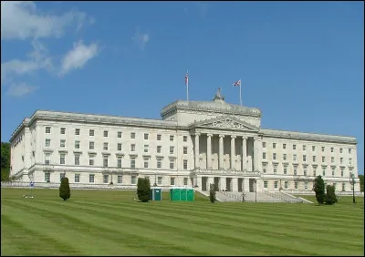 L'Assemblée d'Irlande du Nord se tient dans quel bâtiment, nommé d'après la région de Belfast dans laquelle il se trouve ?