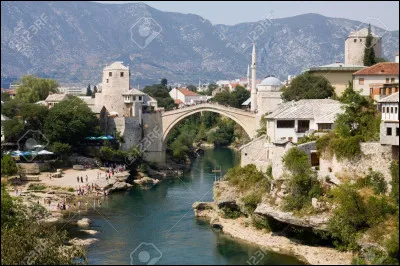 Avec un pont enjambant la Neretva, la ville frontière ottomane de Mostar se trouve dans quel pays ?