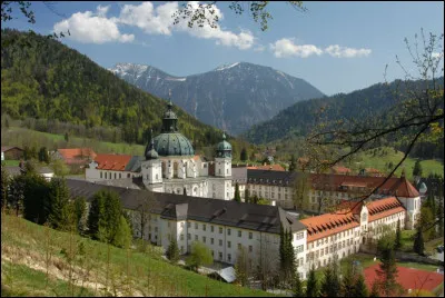 Quelle abbaye bénédictine, très populaire, se trouve dans le sud de la Bavière, proche de Garmisch-Partenkirchen ?