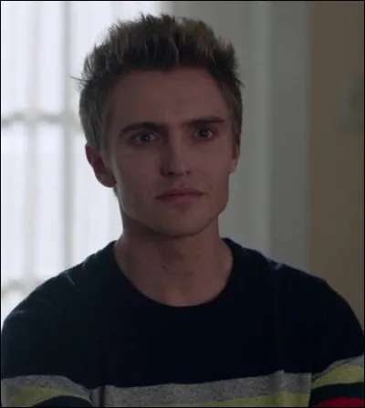 Dans la saison 2, quand Chic arrive et tue un homme, où Betty cache-t-elle celui-ci ?