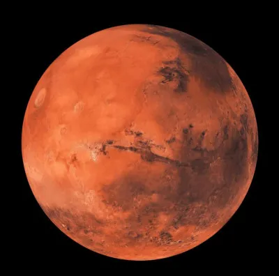 Vous pouvez voir, assez bas sur l'horizon, un petit point rouge.