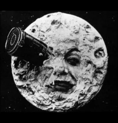 Un indice : elle tourne sur elle-même dans le même temps qu'elle tourne autour de sa planète.