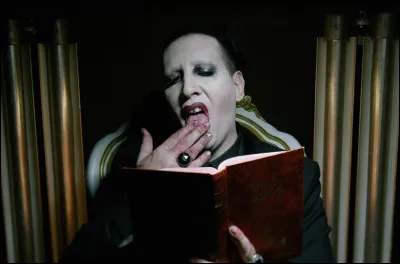 En 2017, il sort son dernier album en date "Heaven Upside Down". 
Avec qui a-t-il tourné le clip SAY10 ?
