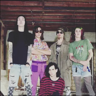 Pourquoi le bassiste Olivia Newton Bundy a-t-il quitté le groupe en 1989 ?