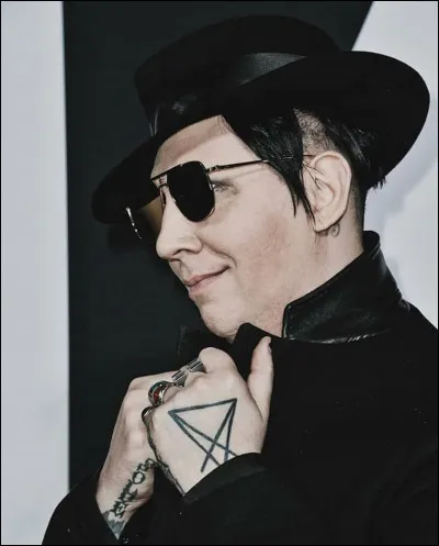 En 1995, Marilyn Manson sort l'album "Smells Like Children". Quelle reprise l'a fait cartonner ?